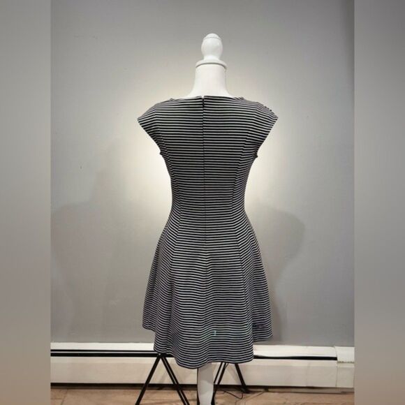 CLEARANCE! GAP Striped A-Line Dress Size 2 GUC - Picture 2 of 5